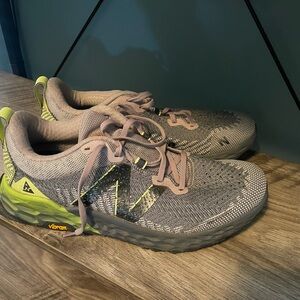 New Balance Fresh Foam Hierro v6 trail running - great condition - women’s